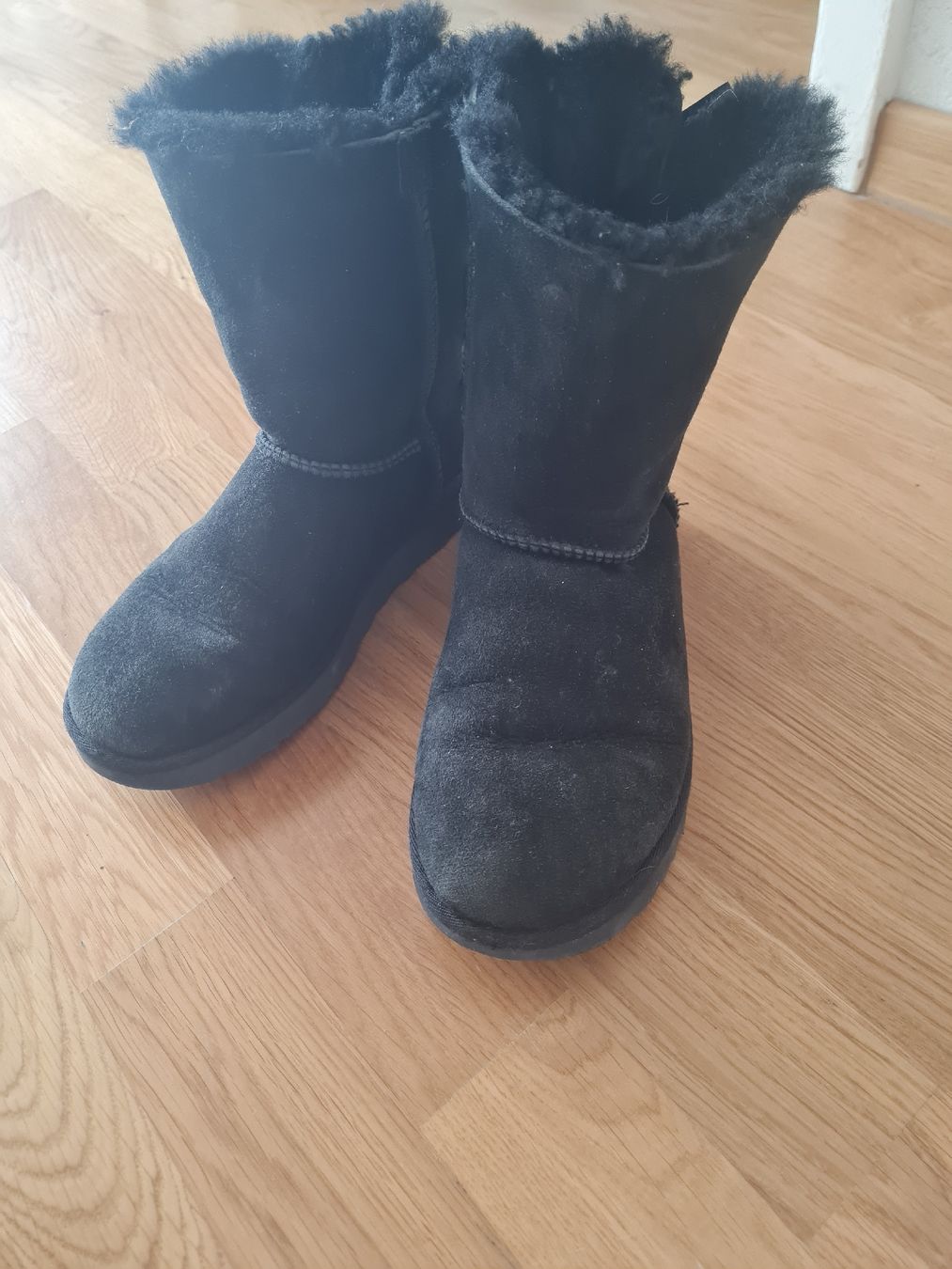Ugg Chaussures femmes: ugg noires, taille 38 – D'occasion à Pully par louis044