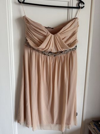 Trägerloses Kleid rosa mit Schmucksteinen