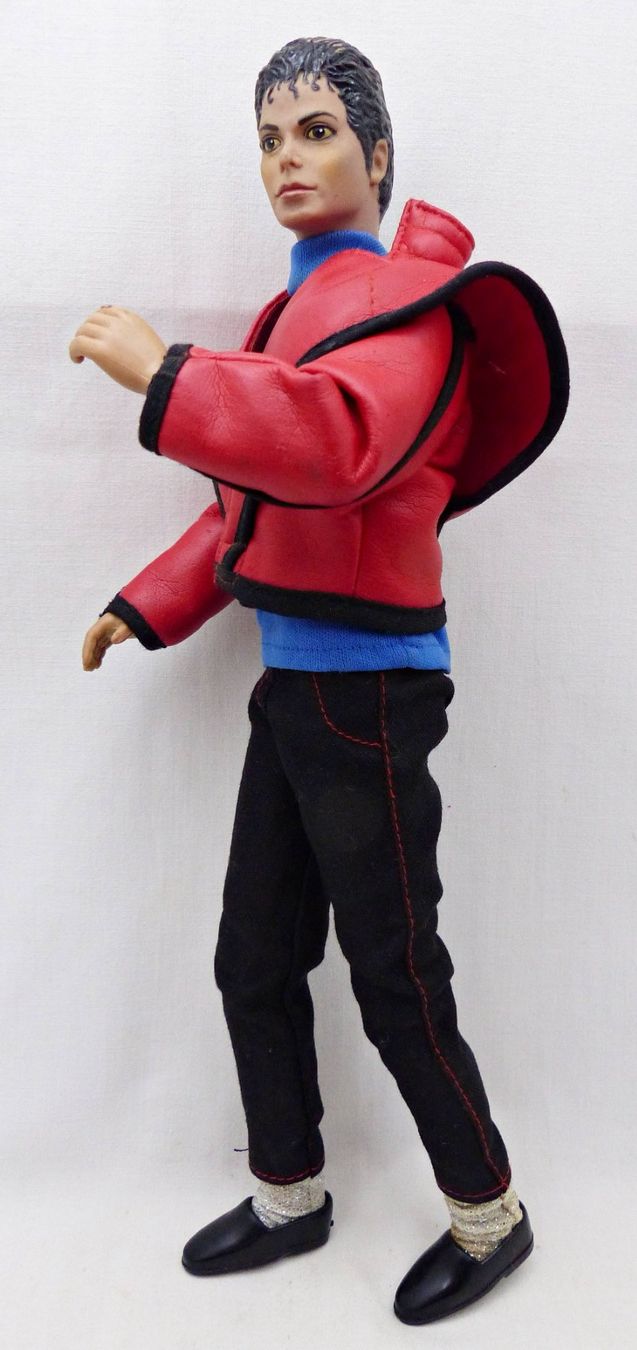 Statuette: MICHAEL JACKSON "BEAT IT" DOLL WITH "THRILLER" JACKET (1984) – Usato da Lugano venduto da YouWantUSToo 3