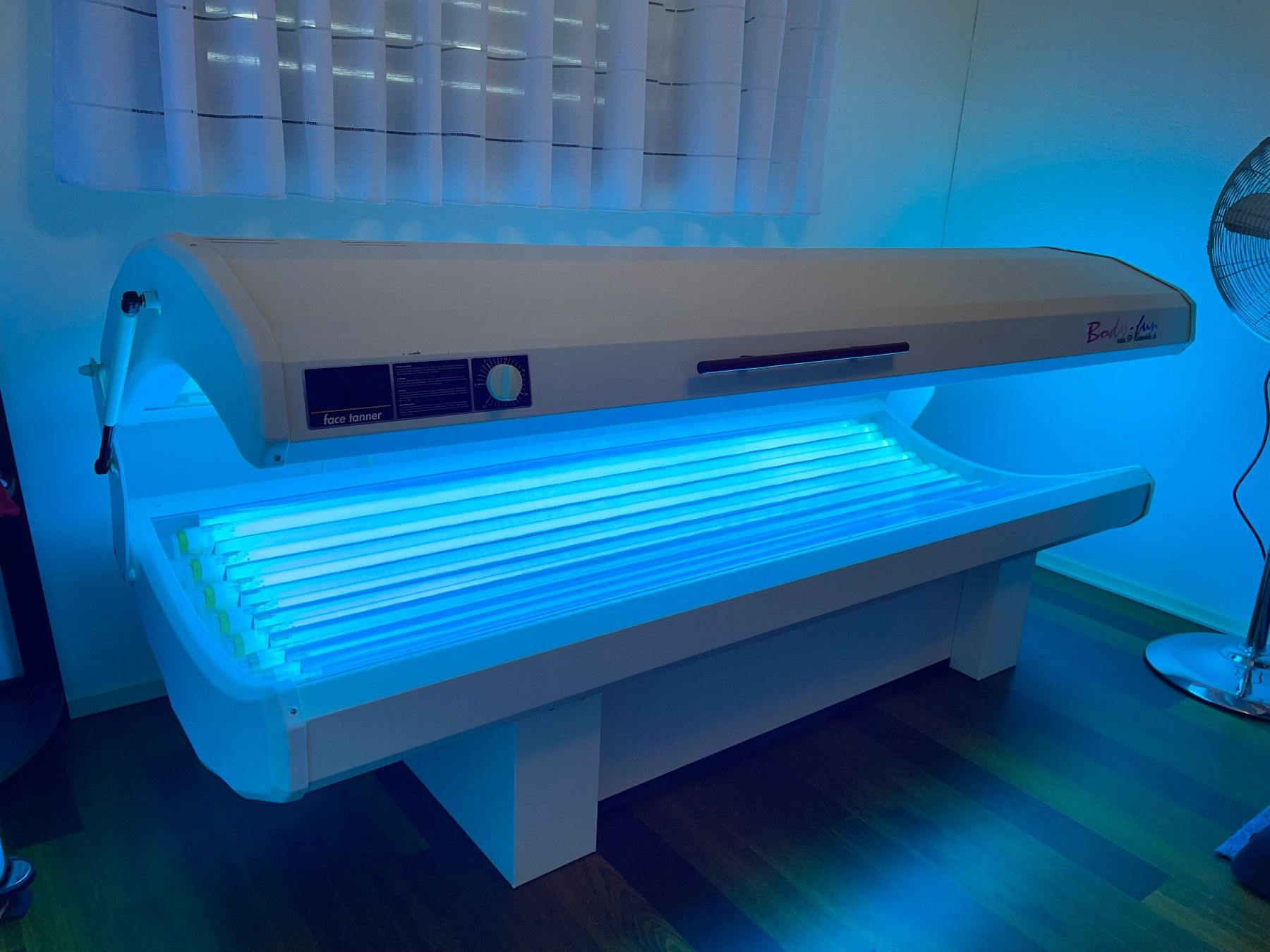 Solarium: Solarium Profesionell mit Face Tanner – Gebraucht aus Marbach SG von