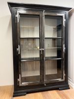Schöner Vitrinenschrank Landhausstil mit antikem Fenster