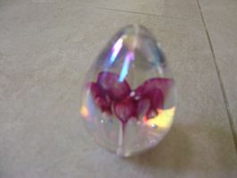 kleiner Paperweight mit Blume, signiert