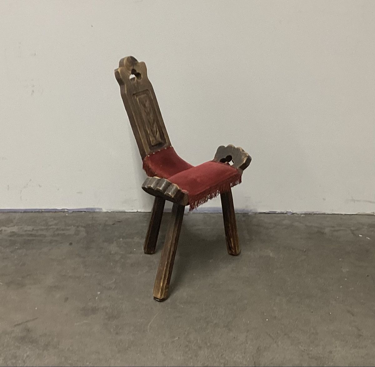 Hocker: Rustikal Tripod Stuhl / Hocker; 1960 er Jahre – Gebraucht aus Burgdorf von swintila