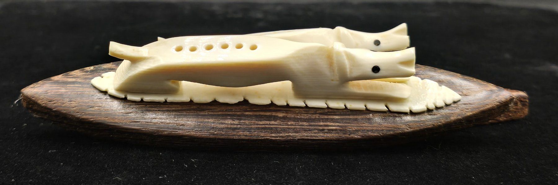 Statuette: Schnitzereien Hund ? Auf Holzsockel – Usato da Rorschacherberg venduto da snOOpydOg11 7
