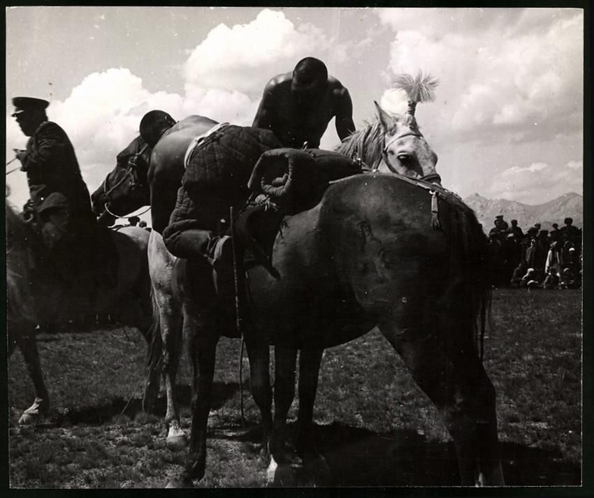 Fotografie & Manifesti: Fotografie junger tadschikische Männer  – Usato da Berlin venduto da bartko-reher