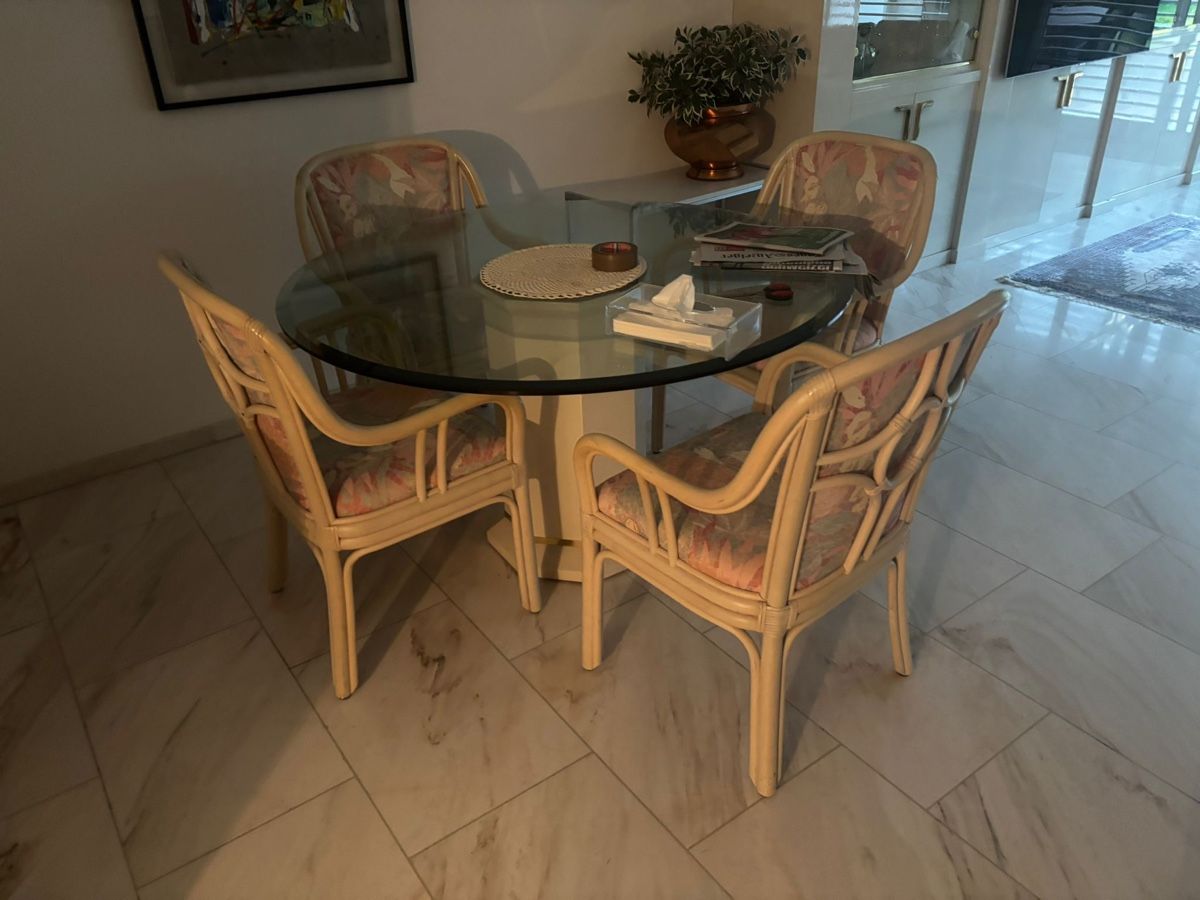 Set di tavolo e panche: Dining Set Rattan Glass Table 4 Chairs Used – Usato da Zürich venduto da andaman28