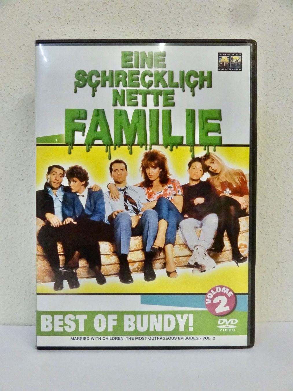 Tutti i DVDs: DVD EINE SCHRECKLICH NETTE FAMILIE VOLUME 2 – Nuovo (secondo la descrizione) da Kerzers venduto da wisaundso 1