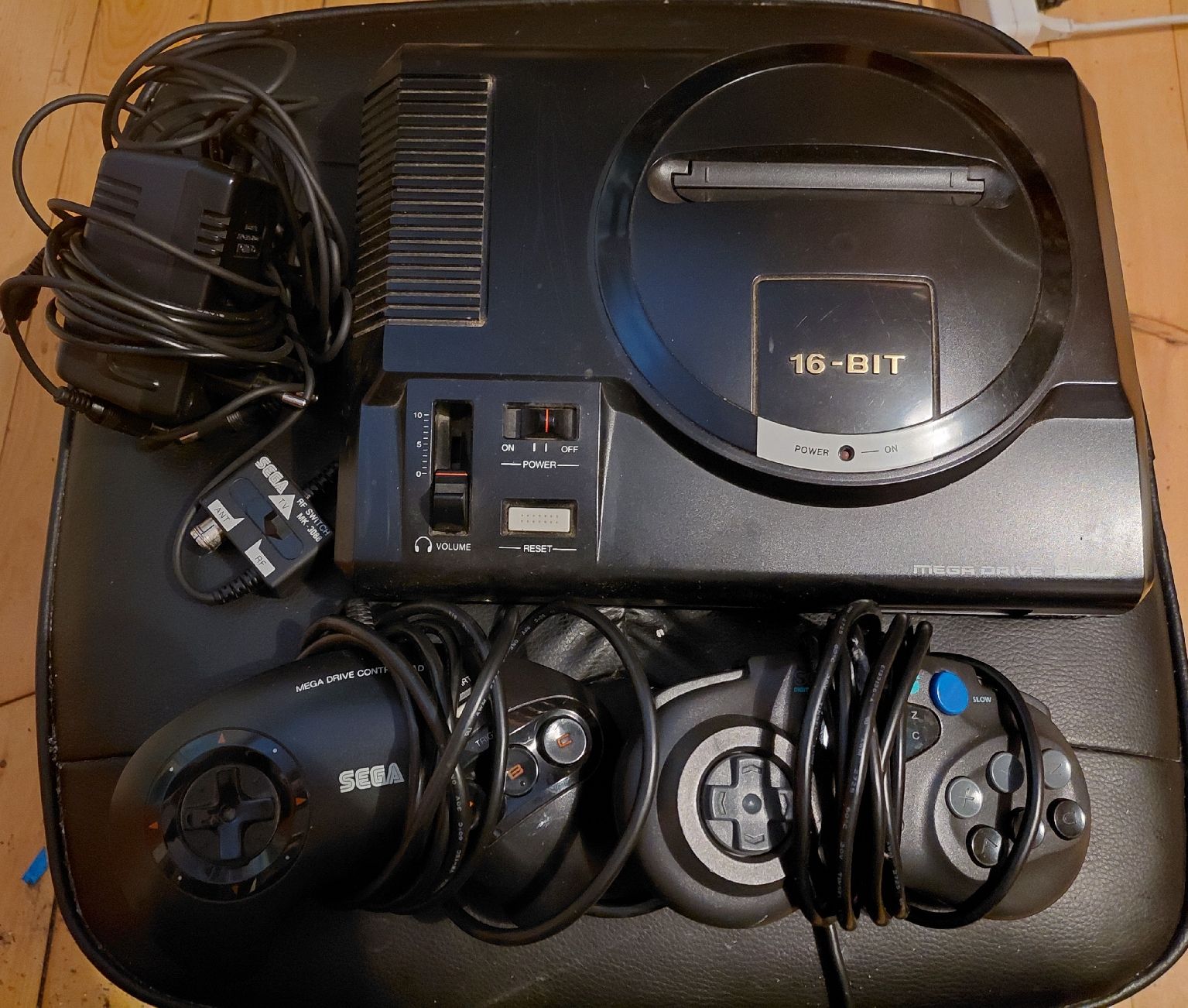 Sega Konsolen: Sega Mega Drive Konsole mit 5 Games – Gebraucht aus Burgdorf von Naibaf84