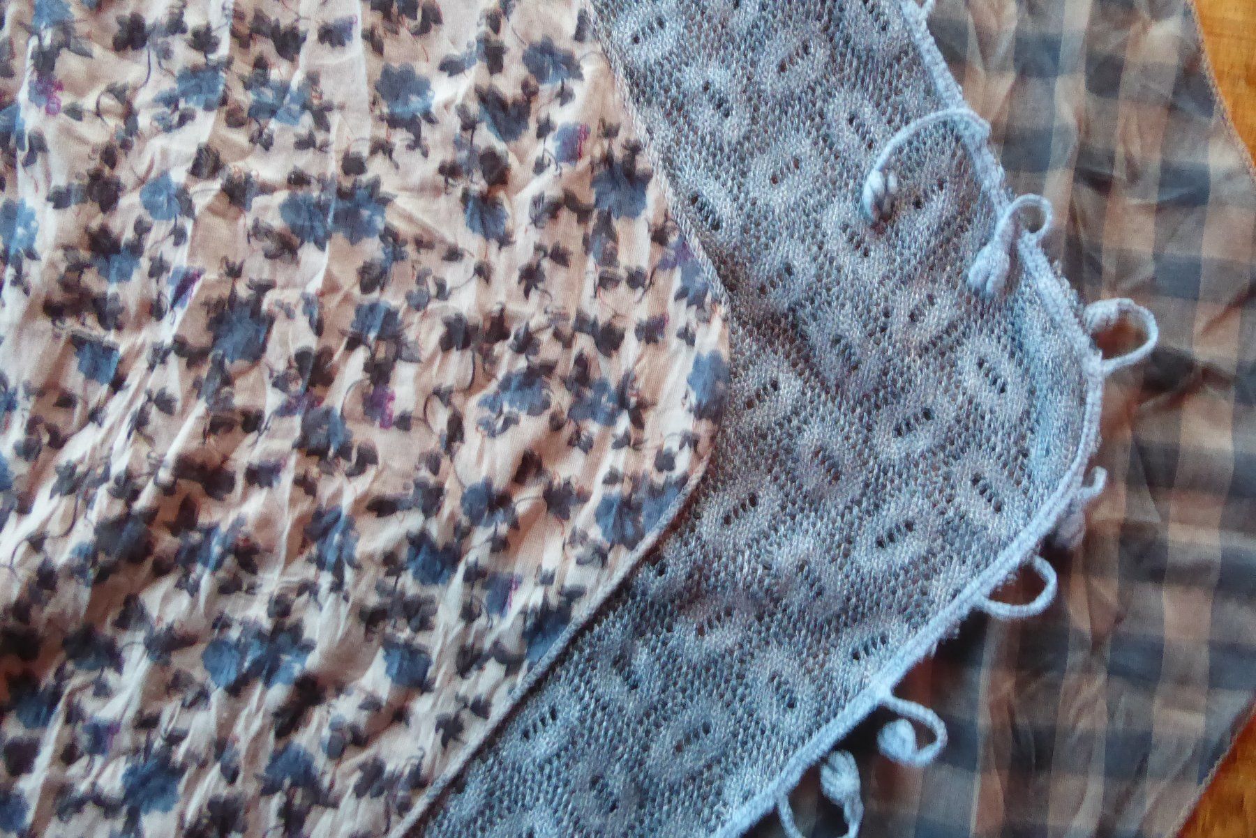 Foulard & Sciarpe: 2 Romantische Schals rip curl 3 lagig – Usato da Sargans venduto da Benziner 3