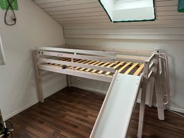Hochbett mit Rutschbahn