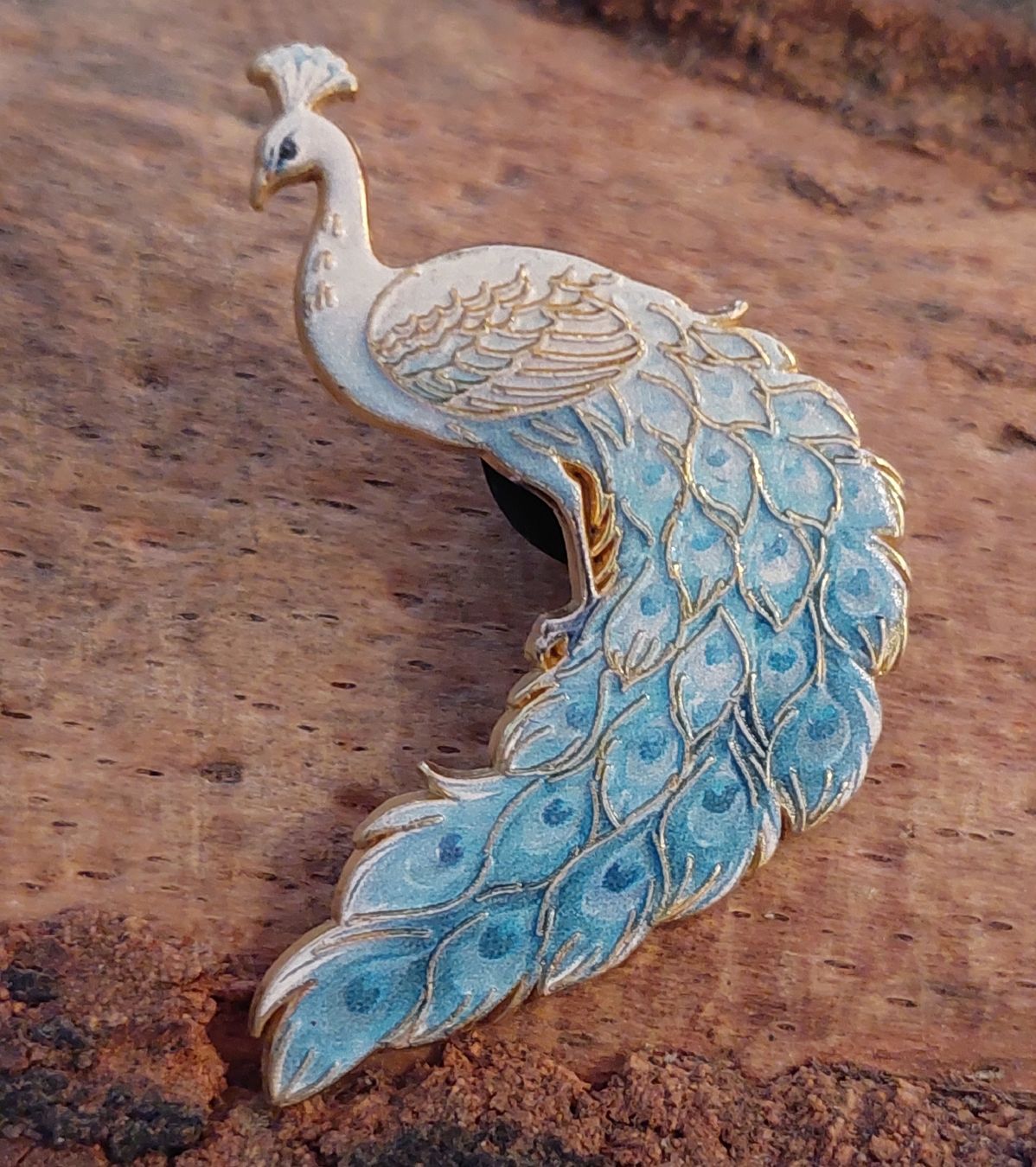 Spille & Fermagli: Pin Schnee Pfau hellblau weiss – Nuovo (secondo la descrizione) da Oberwil BL venduto da Hunajakakku