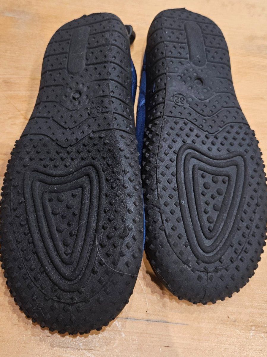 Schuhe für Jungen: Badeschuhe Grösse 32 – Gebraucht aus Marthalen von Himbeersugus 1