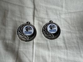 2 gleiche silberne Medaillen