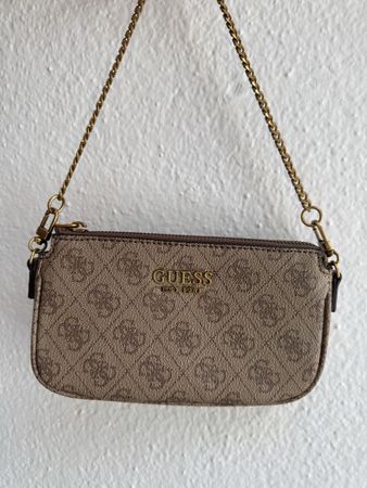 GUESS Mini Schultertasche Monogramm Braun mit Goldkette