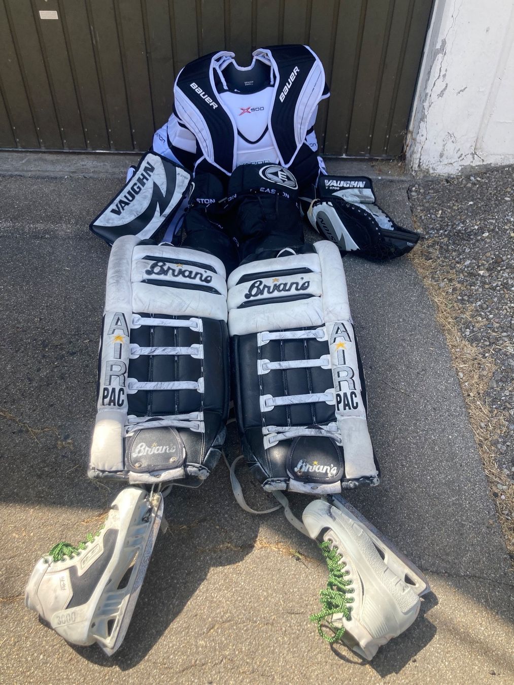 Schutz & Schoner: Alte Eishockey Torhüter Ausrüstung – Gebraucht aus Urnäsch von