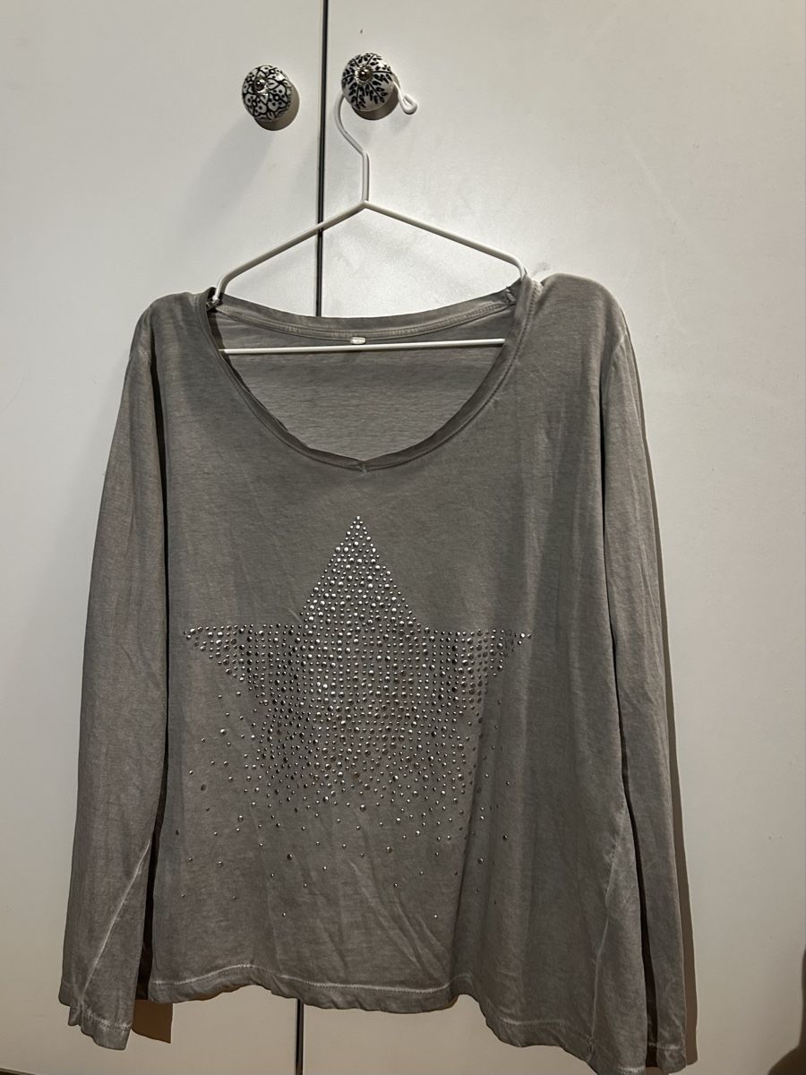T-shirt: Graues Langarmshirt mit Stern – Usato da Uster venduto da alin13e
