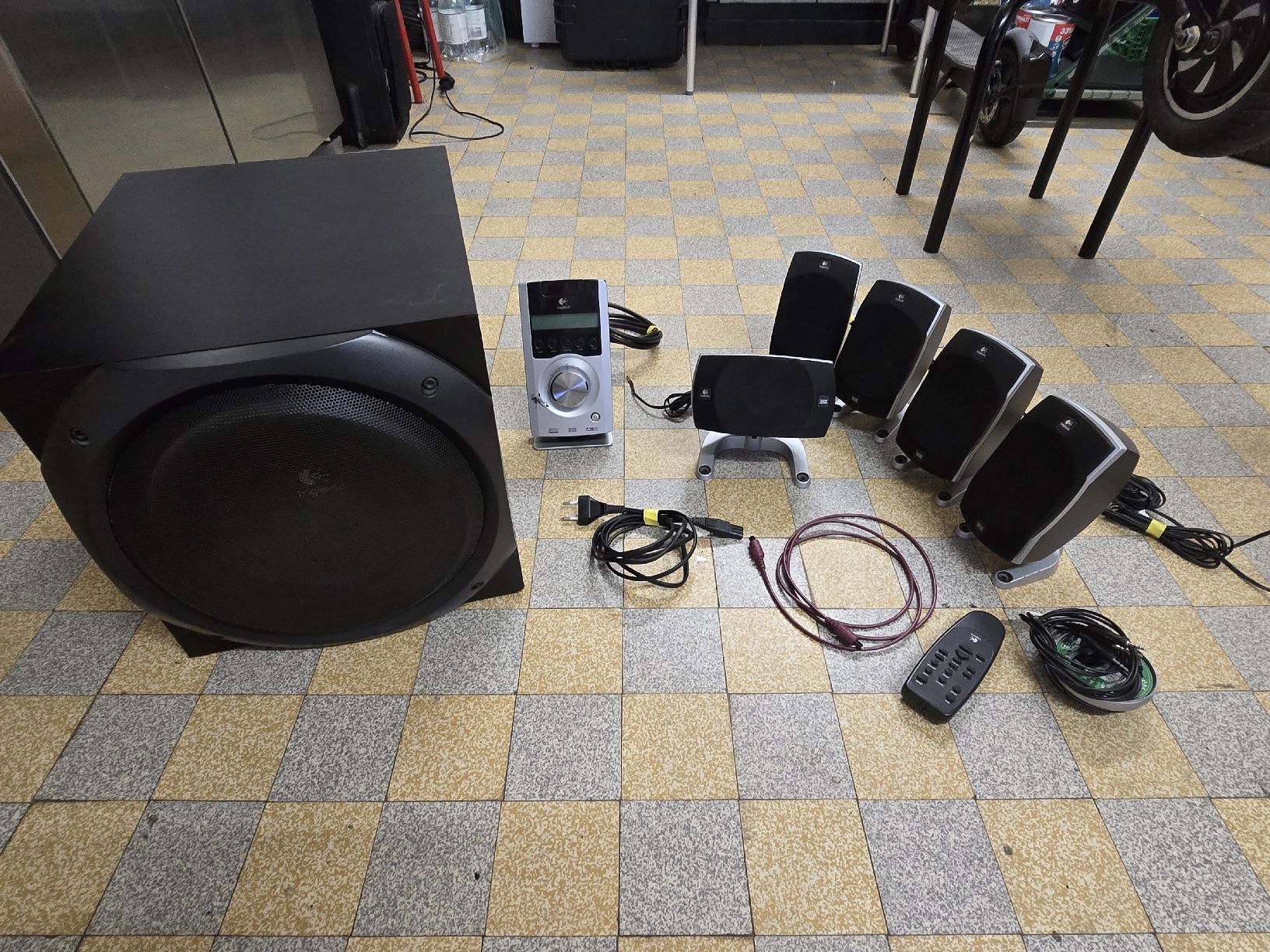 Logitech Haut-parleurs: Logitech Z5500 – D'occasion à Buchs ZH par Peter993