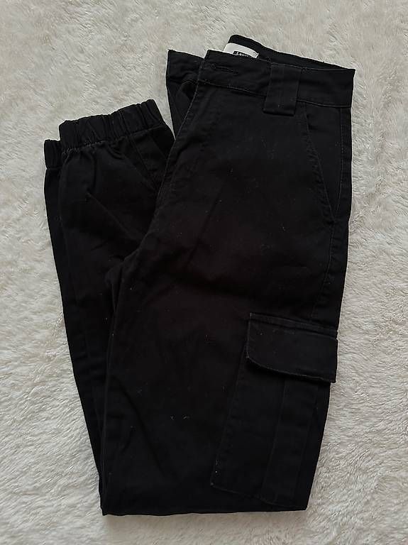 Hosen: High-Waist Cargohose Schwarz Gr. 34 | Fast wie neu – Gebraucht aus Watt von nad_h9db 1