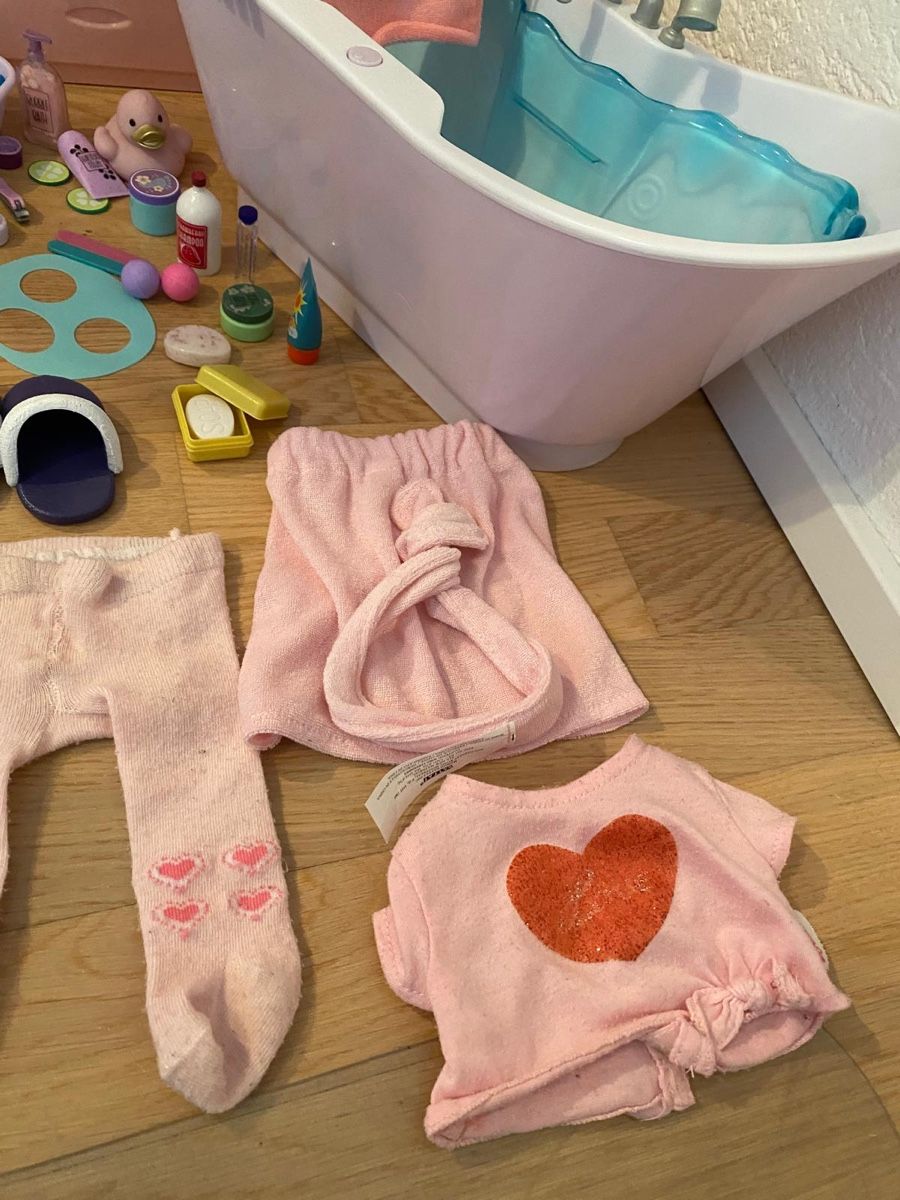 Puppen: Puppe Hochbett Kleider – Gebraucht aus Winterthur von Debatte 5
