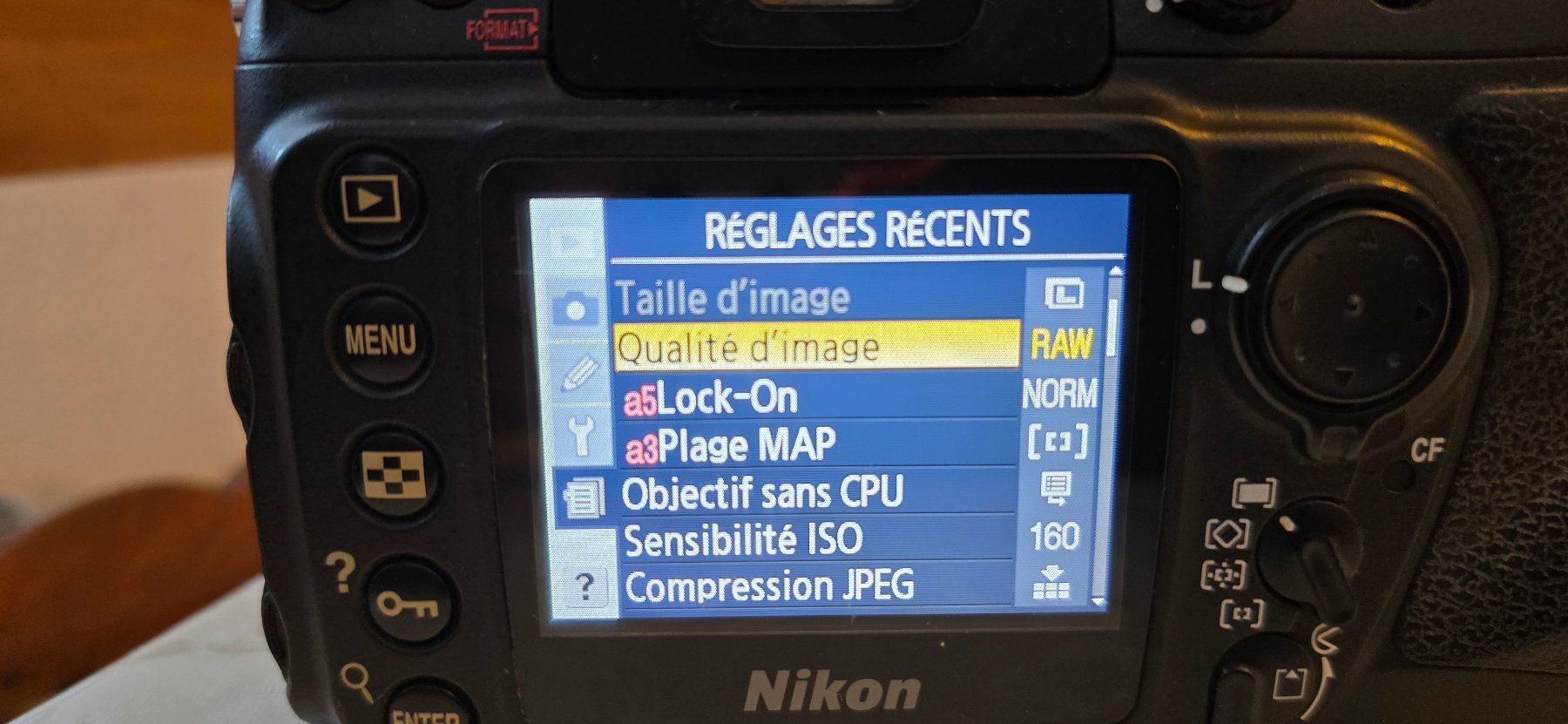 Nikon Kamera: Nikon D200 + 2 accus + chargeur – Gebraucht aus La Tour de Peilz von Helvetica-Raw 3