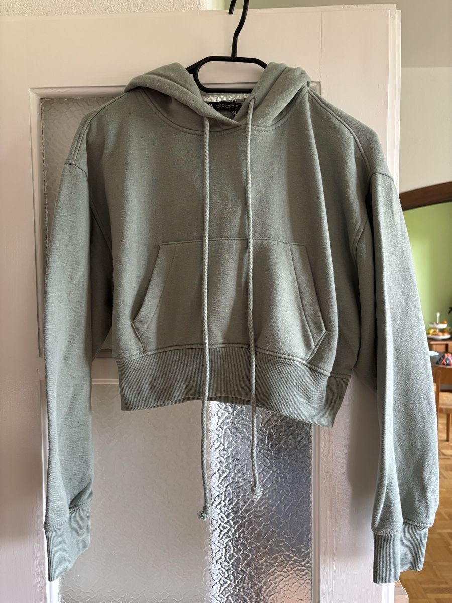 Zara Pullover & Sweatshirts: Pull à capuche Zara – Gebraucht aus Neuchâtel von cam_lf7y