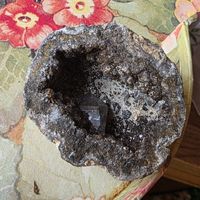 Geode ihnen Krystall stein ist ein knubblieger  stein 