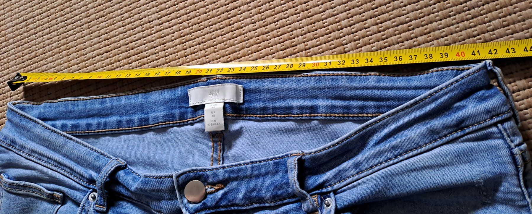 H&M Jeans: Skinni Stretchjeans cropped/destroyed Gr. 42+ – Usato da Zell ZH venduto da fossilchen 7