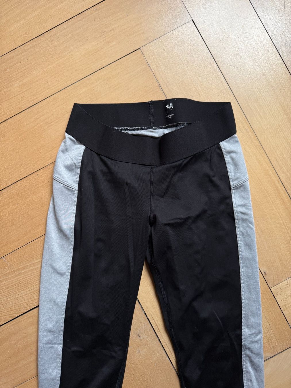 H&M Leggings: Sport Leggings schwarz-grau S – Gebraucht aus Zürich von Diazaio 1