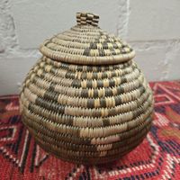 Korb mit Deckel, Dekoration