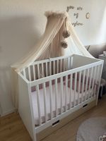 Babybett mit Betthimmel und Matratze höhenverstellbar