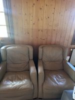 Fauteuils en cuir beige et repose-pieds / 3 pièces