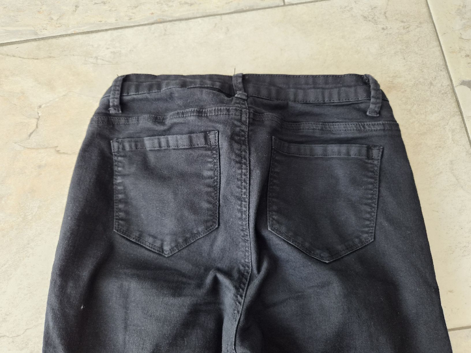Pantaloni: Schwarze 3/4-Jeans mit Strass, Grösse M, Chicorée  – Usato da Niederrohrdorf venduto da Miripfiri 5