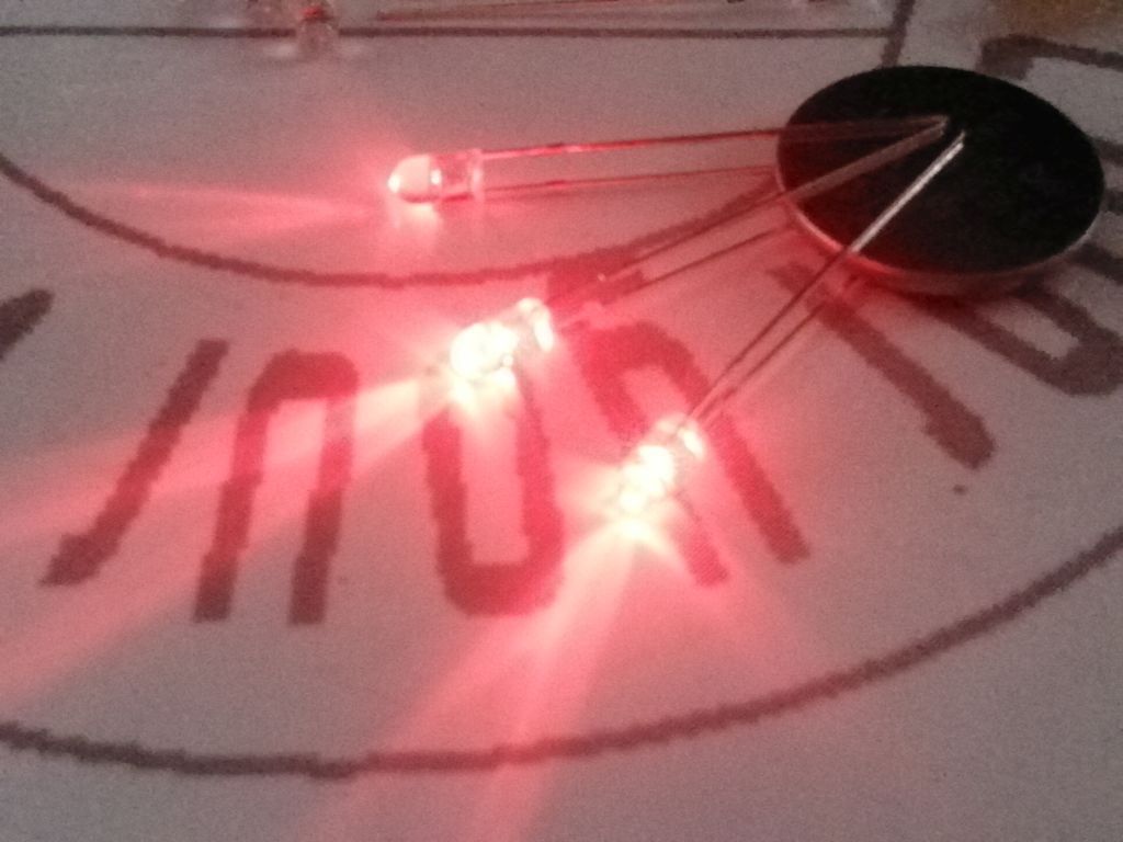 Componenti elettronici: LED rot 3mm, randlos 25 Stk. – Nuovo (secondo la descrizione) da Luzern venduto da Salefactory