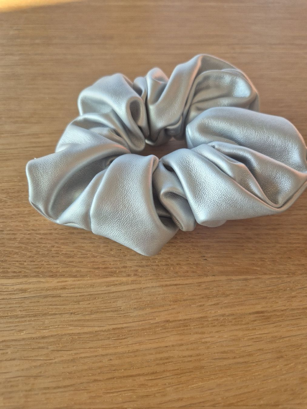 Accessori per capelli: Silberner Scrunchie, Haargummi – Usato da Bern venduto da miruslav 3