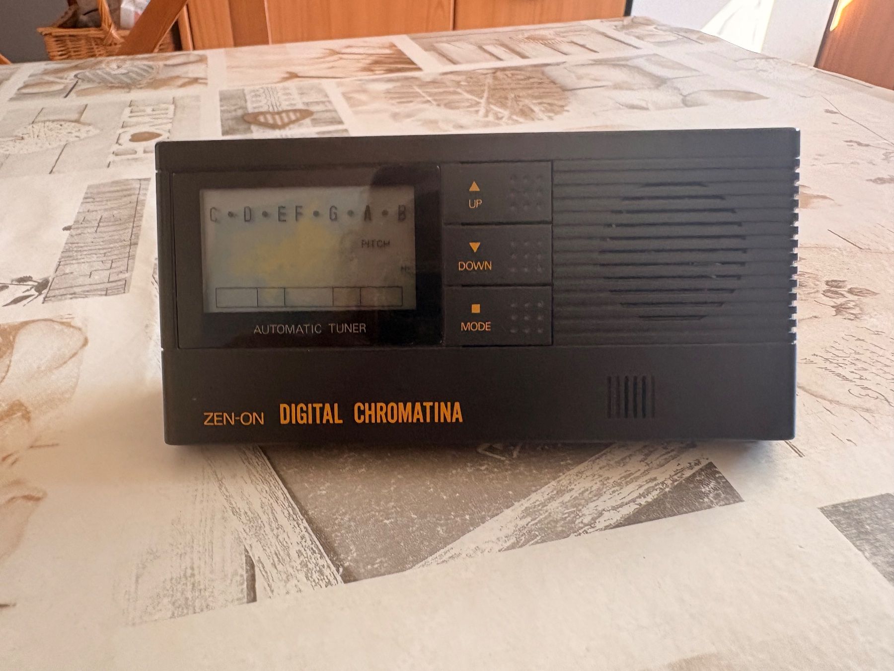 Strumenti musicali: ZEN-ON DIGITAL CHROMATINA AUTOMATIC TUNER 393 – Usato da Uetliburg SG venduto da Charlyfuchs