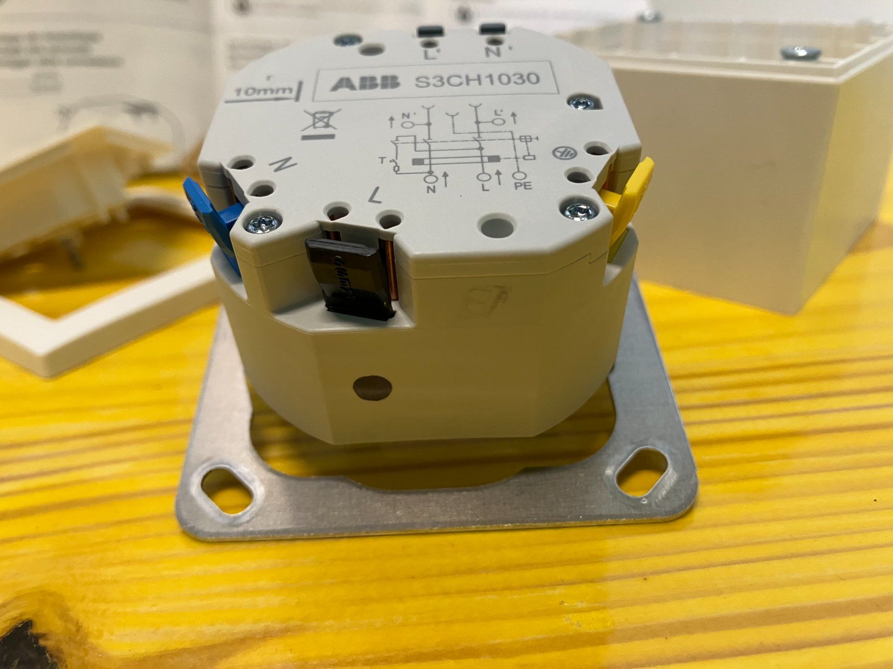 ABB Spine: ABB Sicherheits-Steckdose - SIDOS - 10A ab 1.- – Nuovo (secondo la descrizione) da Lichtensteig venduto da Buy24International 5