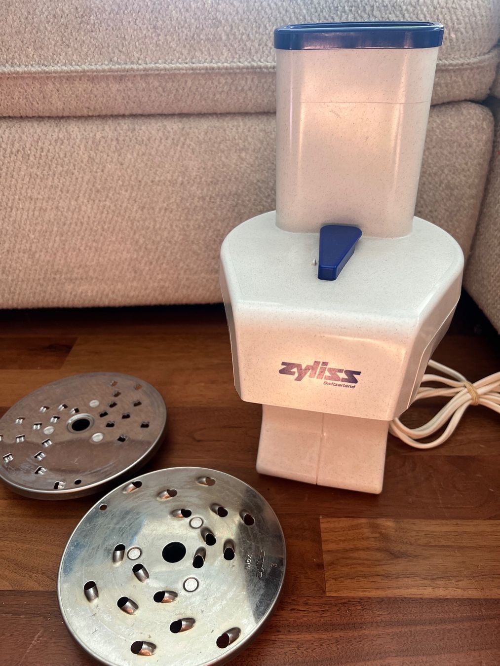 Zyliss Elettrodomestici da cucina: Zyliss  Gemüseschneider mit 2 x Scheiben Elektro – Usato da Jona venduto da Sariksa 1