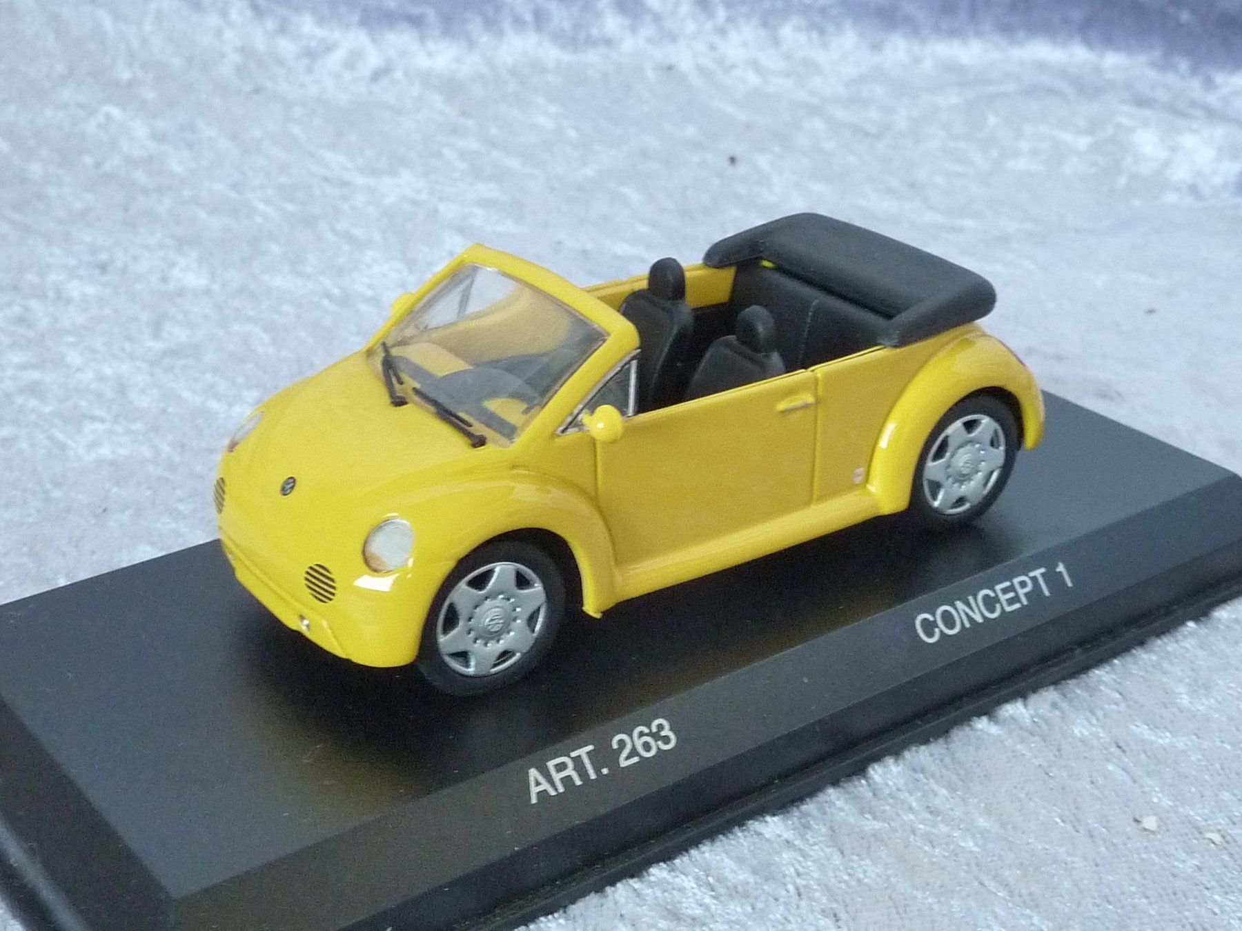 Volkswagen Modellini d'auto: VW Beetle Concept Cabrio 1994  1:43 – Nuovo e nell'imballaggio originale da Dürrenäsch venduto da modellautos4you 1