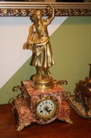 Kaminuhr Dame am Kirschen Pflücken