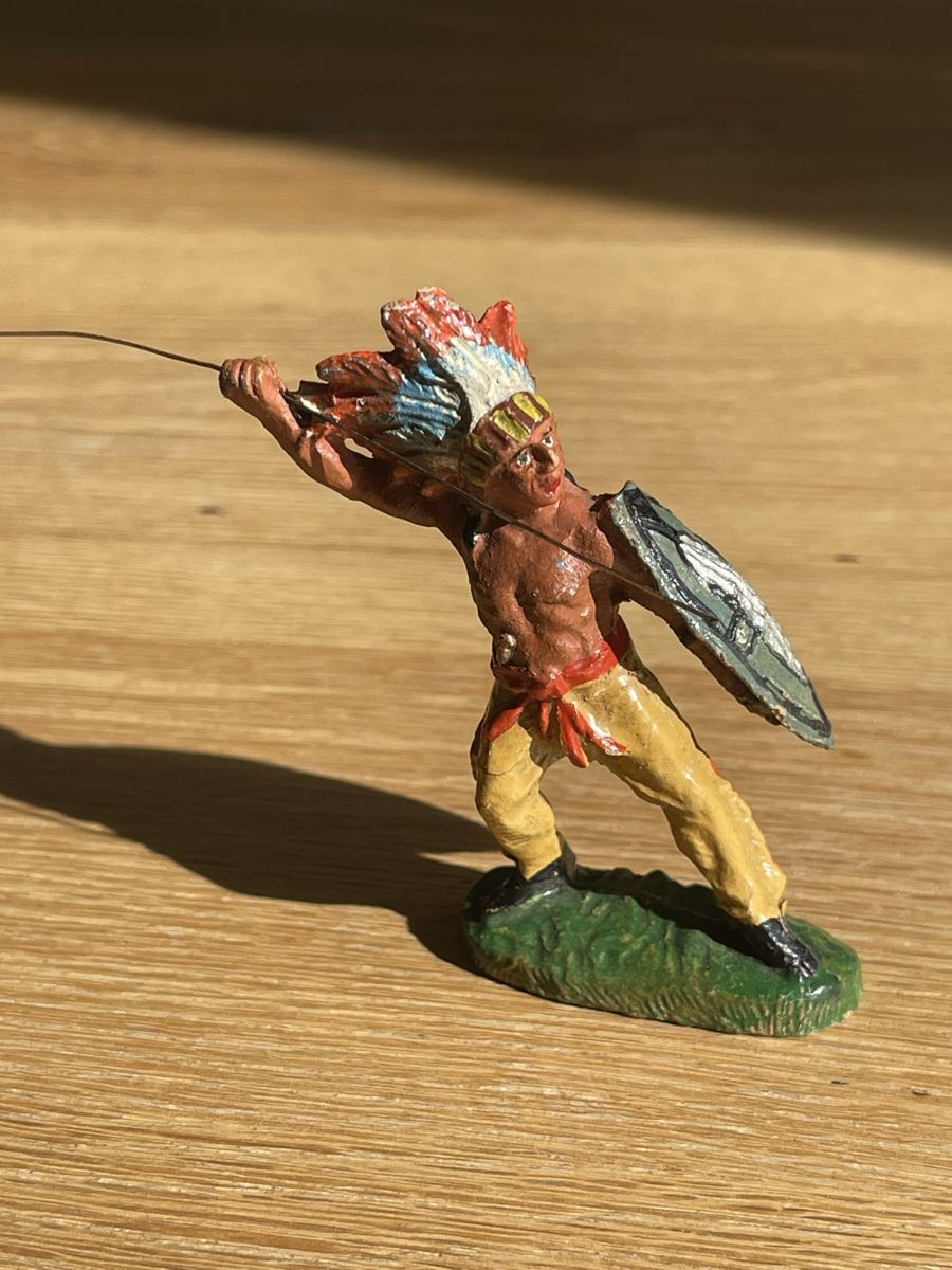 Elastolin Giocattoli: Elastolin Indianer Figur mit Speer und Schild gebraucht – Usato da Basel venduto da torthum
