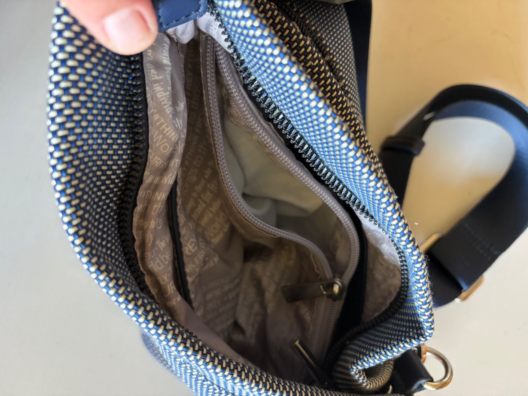 Lässig Taschen für Damen: Umhängetasche SFY – Gebraucht aus Nottwil von Frontal 4
