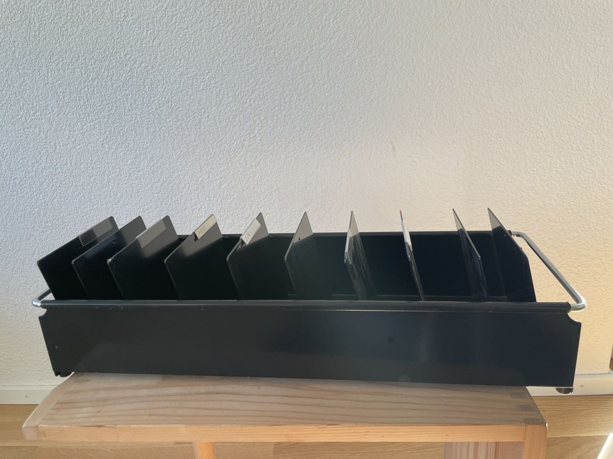 Allestimento di negozi e stand fieristici: Visitenkartenbox USM schwarz mit 10 Fächern – Usato da Liebefeld venduto da Langspielplatte 2