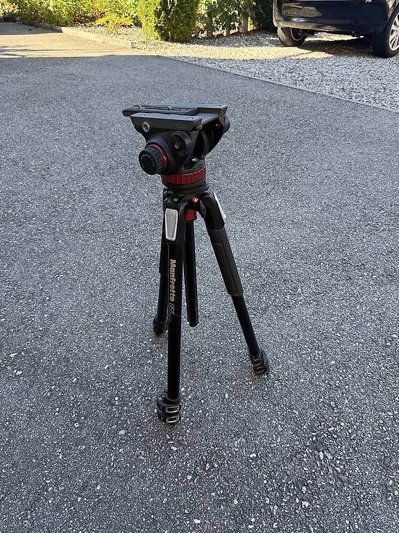Treppiedi & Teste: Hochwertiges Manfrotto Stativ mit Fluidkopf – Usato da Krauchthal venduto da fluecki1