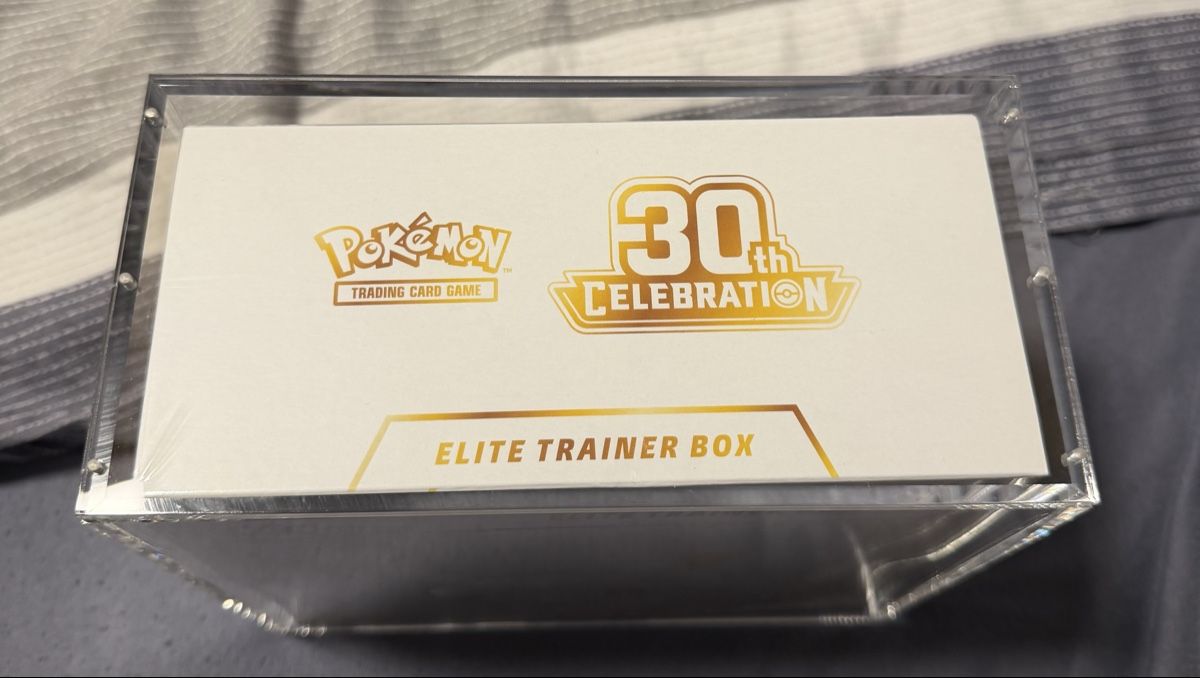 Pokémon Carte collezionabili: Pokémon 30th Celebration ETB ENG Mit Acryl – Nuovo e nell'imballaggio originale da Kaltbrunn venduto da dav_vqr9 2