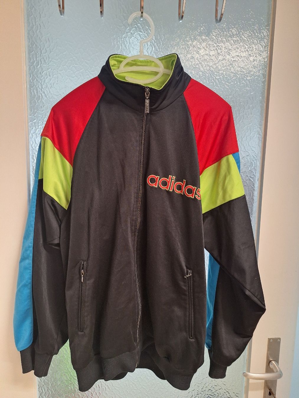 Giacche: Bunte retro Adidas Jacke – Usato da Pfäffikon SZ venduto da TobyPeterson