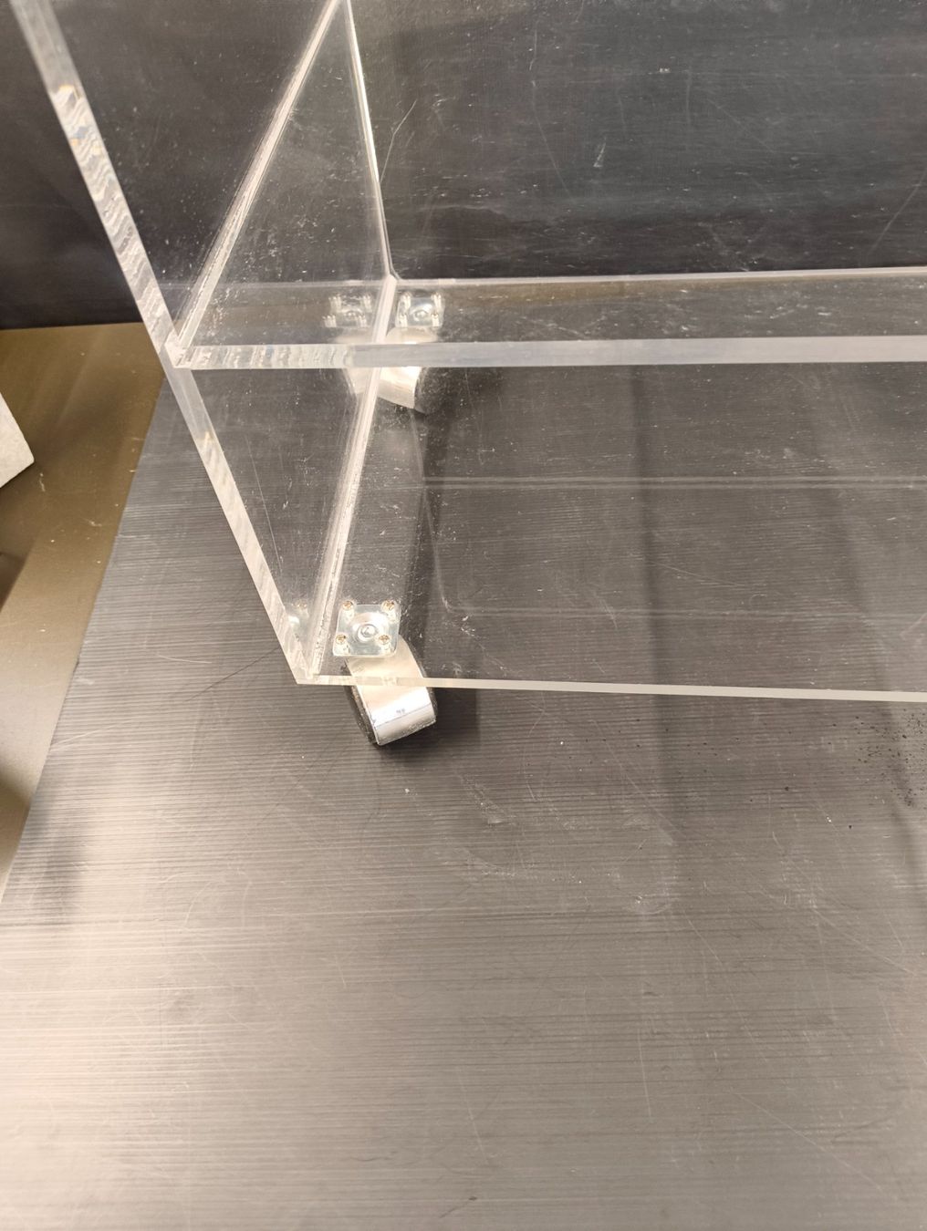 Mobili TV: TV Möbel mit Rollen aus Plexiglas – Usato da Basel venduto da bk_brockibasel 2