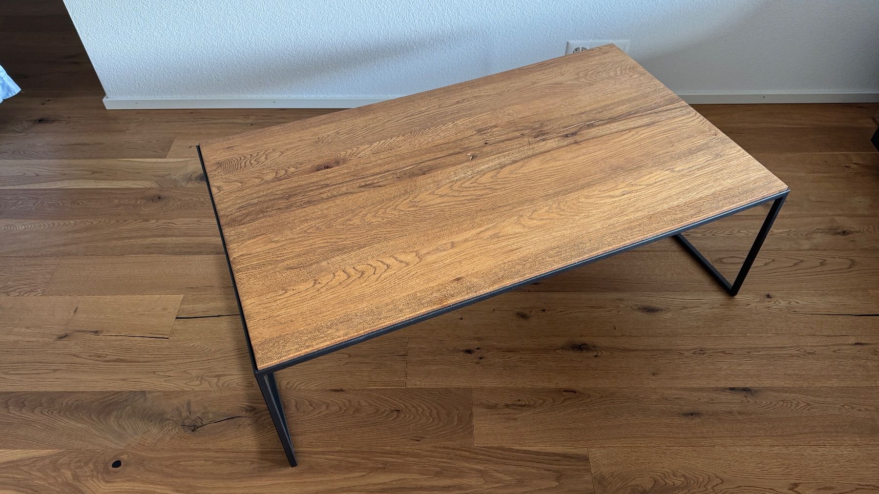 Tische: Massiver Wildeiche  Salontisch mit Metallgestel – Gebraucht aus St. Erhard von secc 2