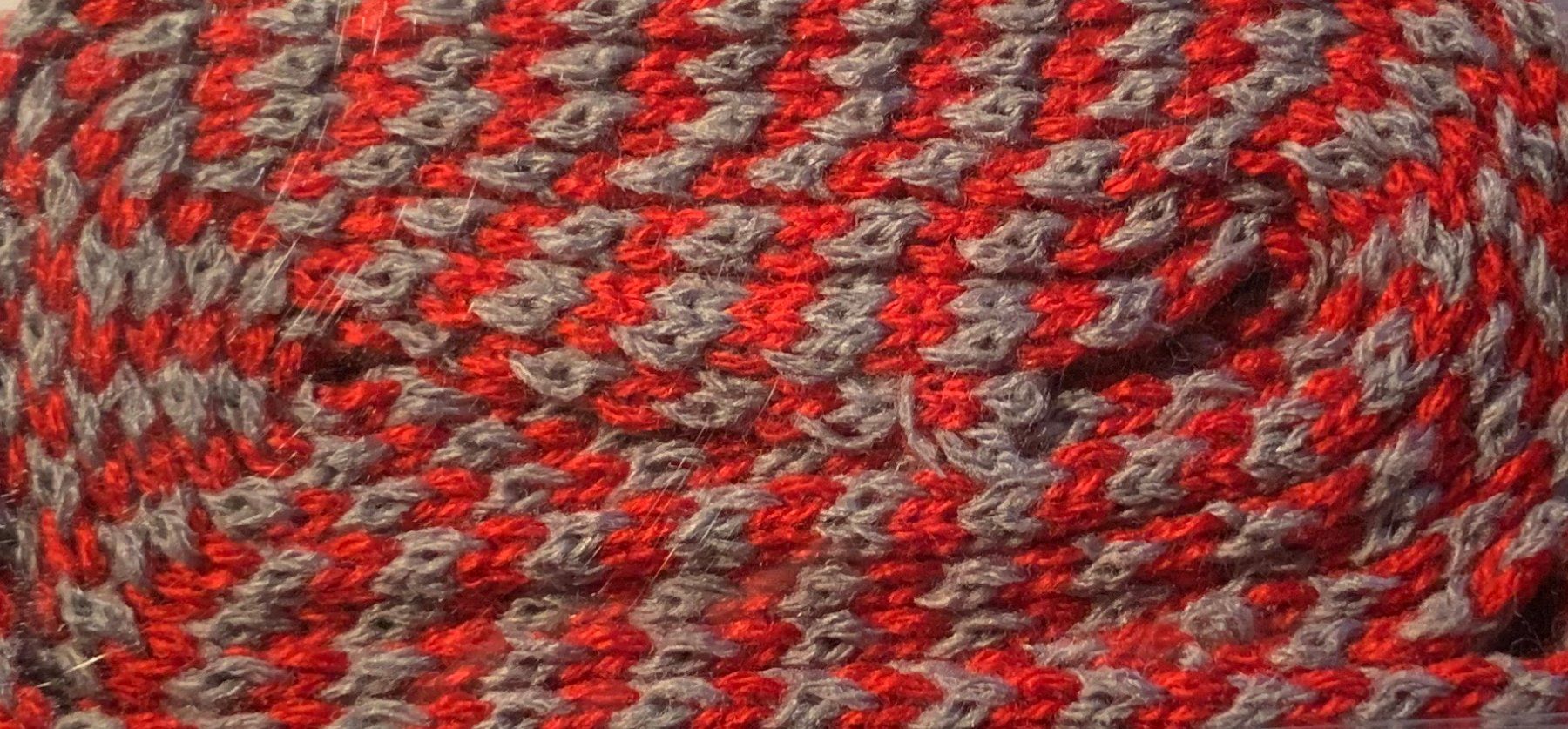 Kit bricolage: Strickschlauch rot-grau – Nuovo e nell'imballaggio originale da Zäziwil venduto da kreative-ideen