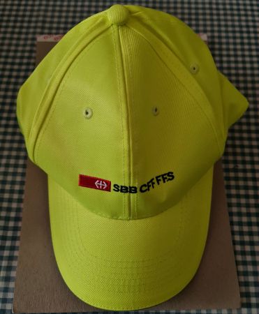 Casquette jaune, visière jaune et bleue