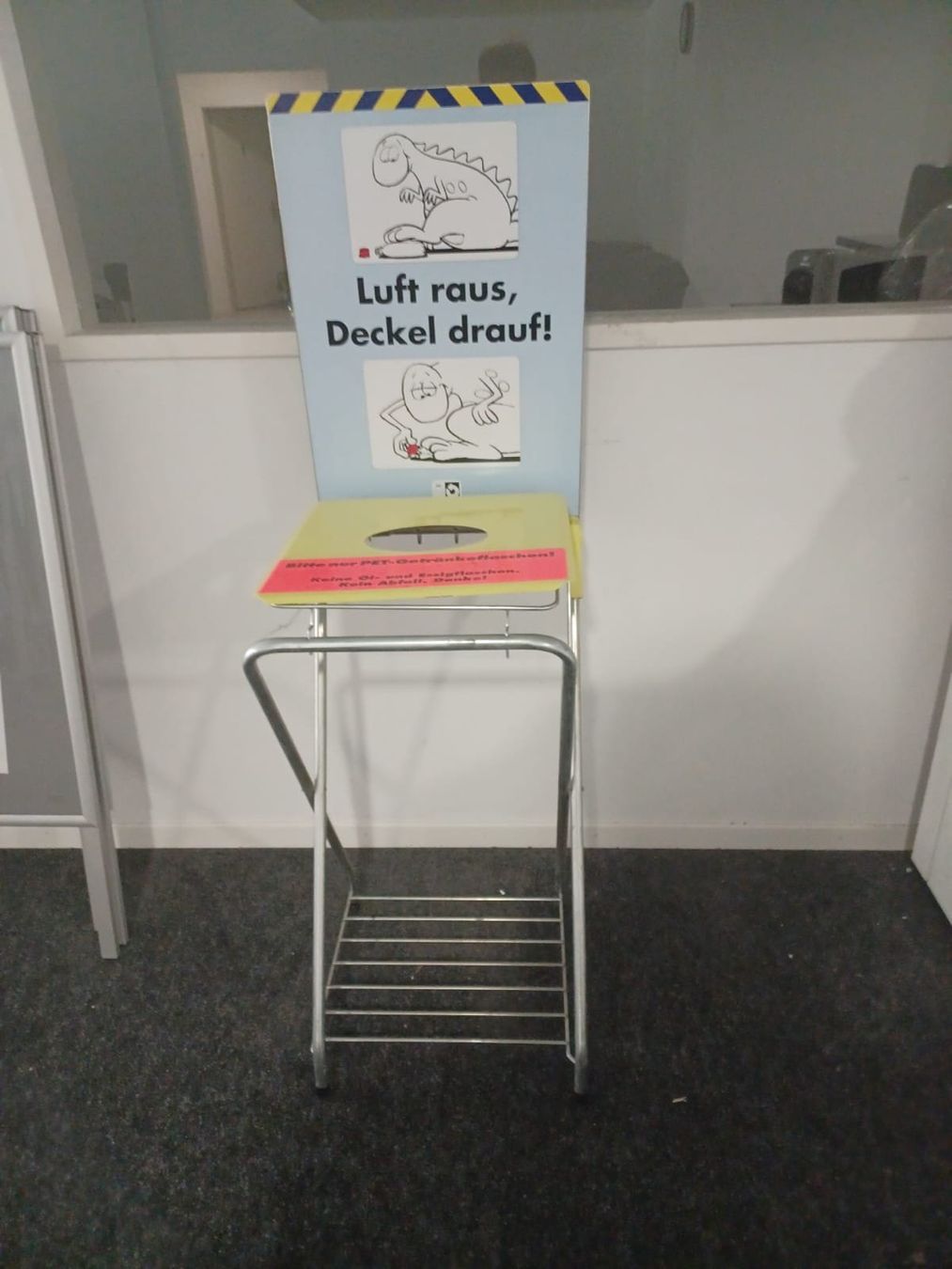 Altro in Decorazioni & Accessori: Halter für PET-Entsorgung – Usato da Bern venduto da Sudowudo